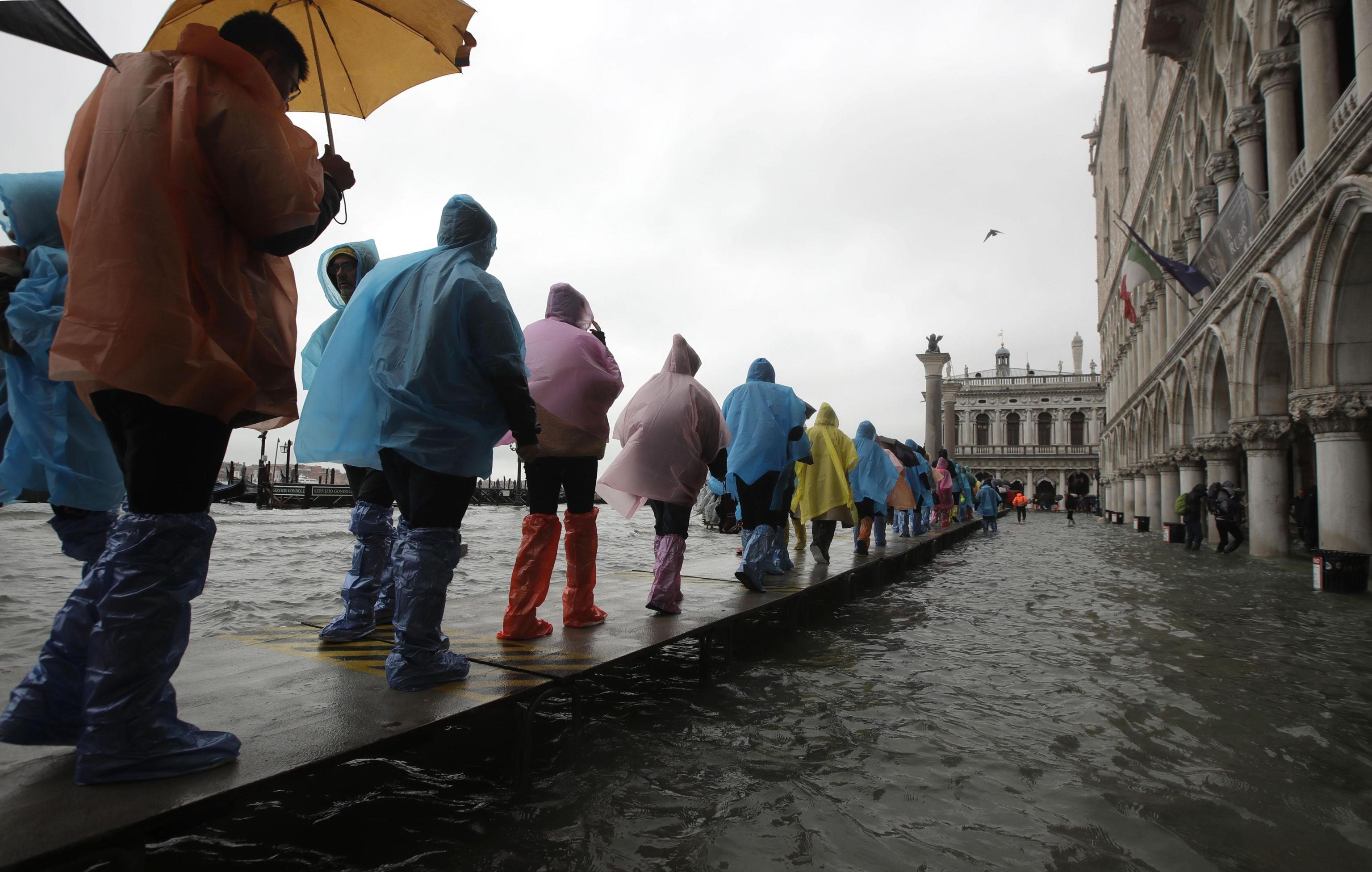 Alcune persone camminano sulle passerelle nel centro di Venezia