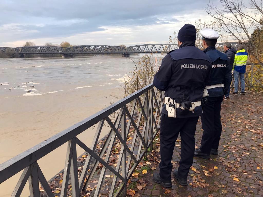 Agenti dell polizia locale osservano un tratto del fiume Po nei pressi di Cremona