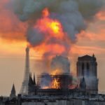 Notre Dame, 16 aprile: per un "errore umano" brucia la cattedrale gotica simbolo di Parigi. Drammatico il momento del crollo della guglia.