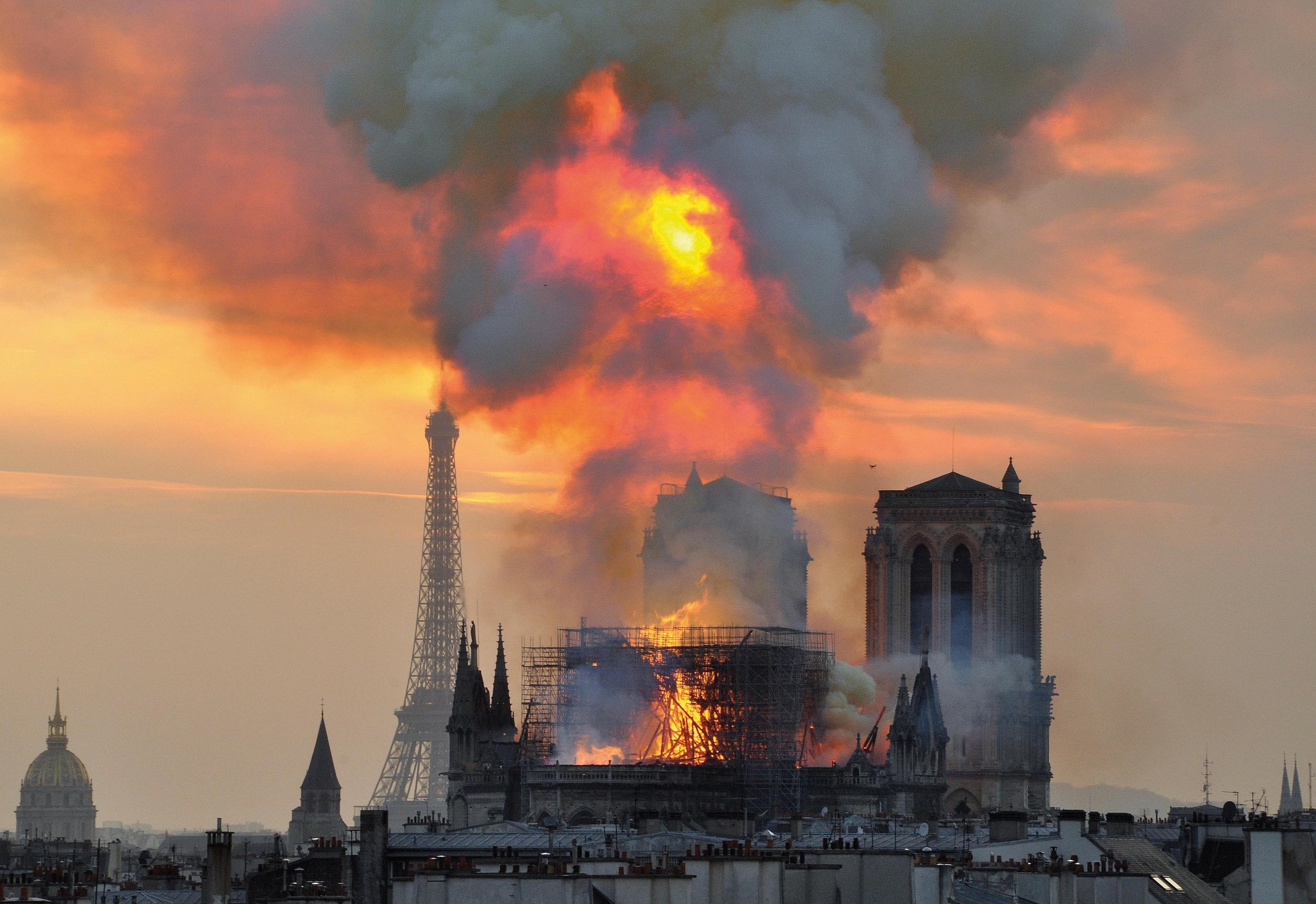 Notre Dame, 16 aprile: per un "errore umano" brucia la cattedrale gotica simbolo di Parigi. Drammatico il momento del crollo della guglia.