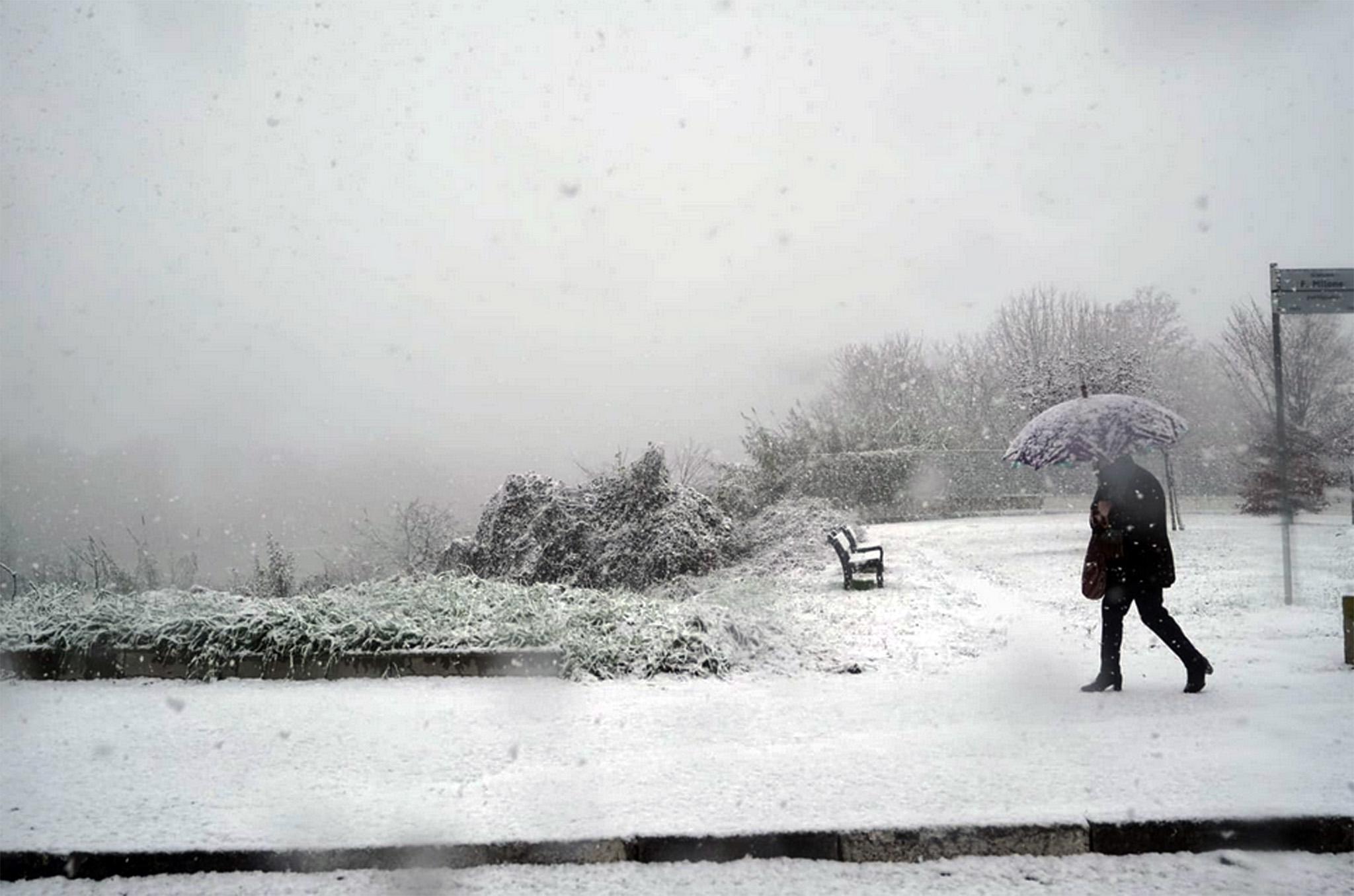 Italia investita da un'ondata di maltempo. La neve arriva in Piemonte, primi fiocchi della stagione su Torino