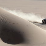 Una macchina in mezzo alle dune