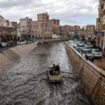 Le strade assomigliano a corsi d'acqua. Anche le jeep faticano a transitare