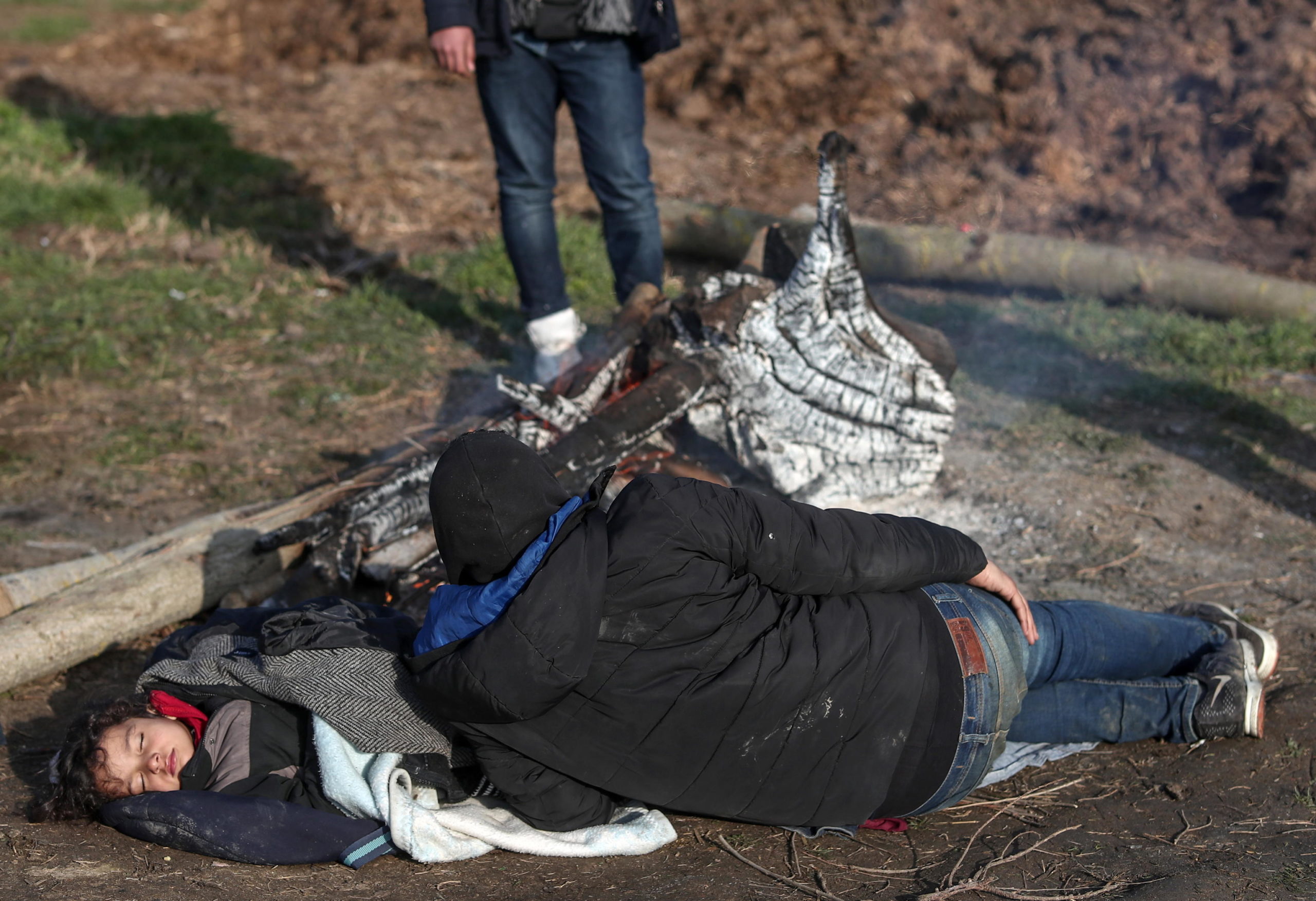 Momenti di riposo per i migranti siriani dopo una piccola parte del lungo viaggio verso il confine