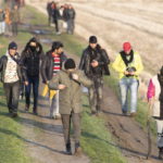 Rifugiati e migranti siriani camminano insieme lungo la frontiera turco-greca