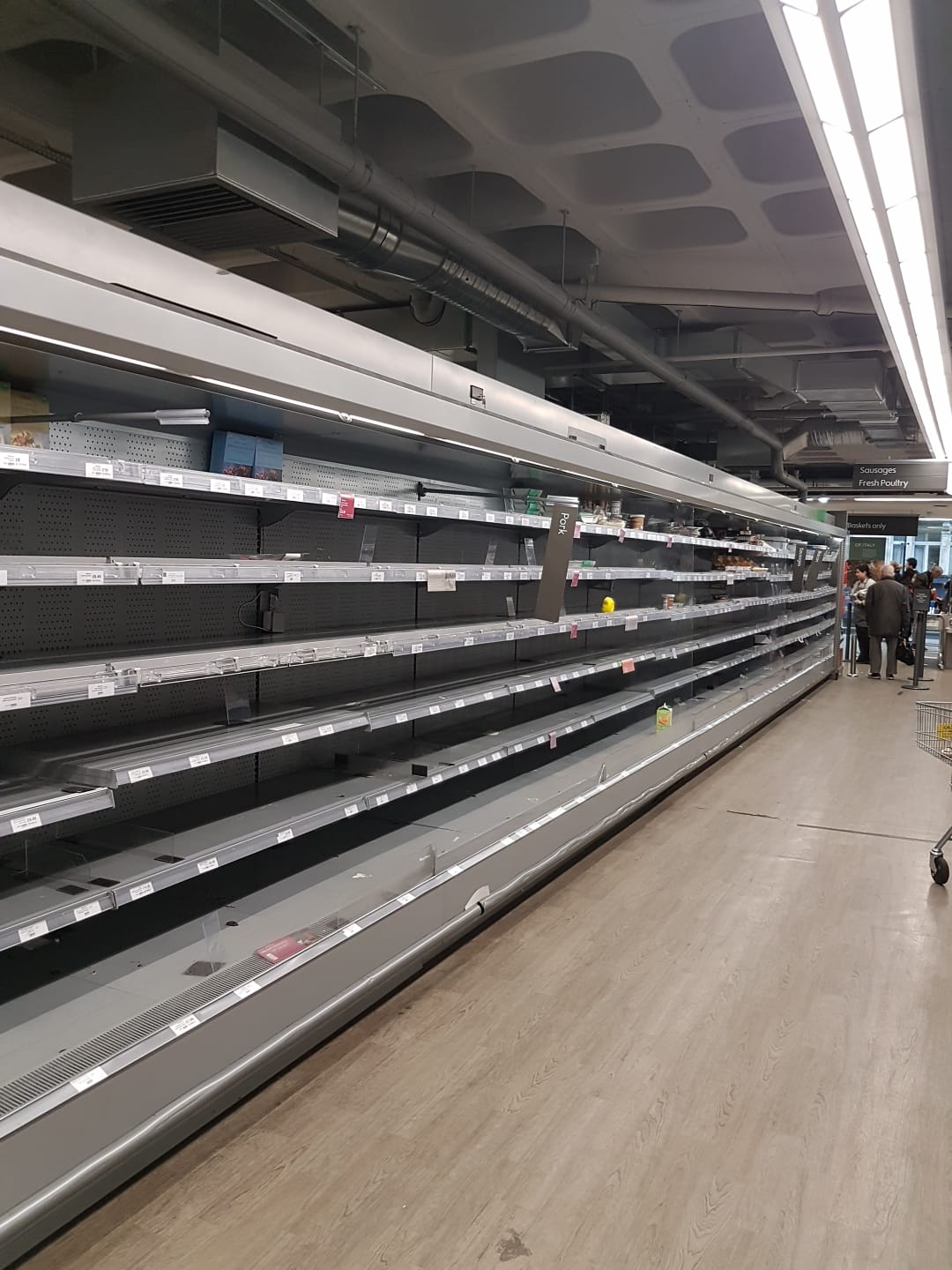 Londra, scaffali completamente vuoti in un supermercato. Fonte: Mariaelena Agostini