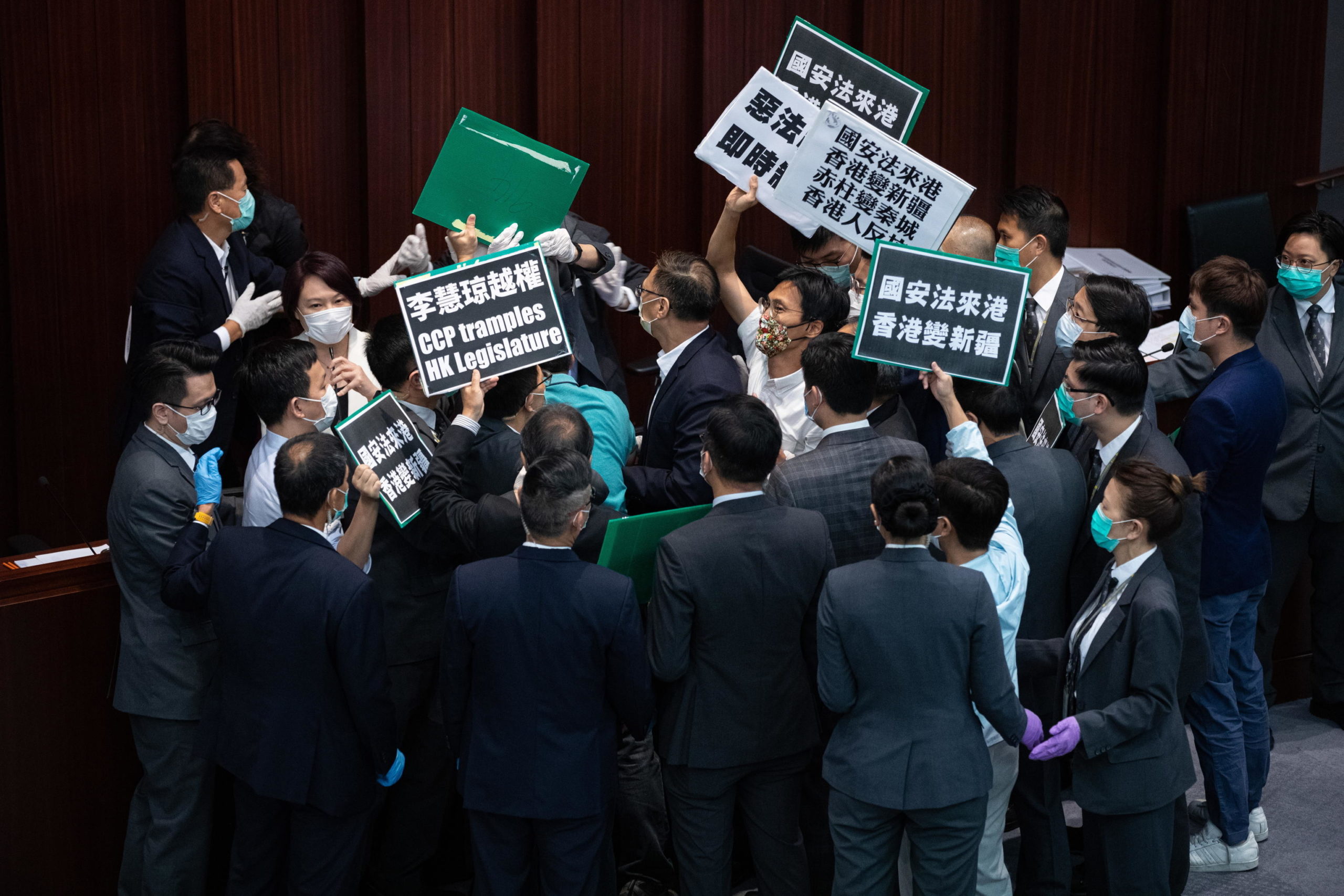 Pan-democratici ed esponenti pro-Pechino vengono alle mani nel Consiglio Legislativo di Hong Kong