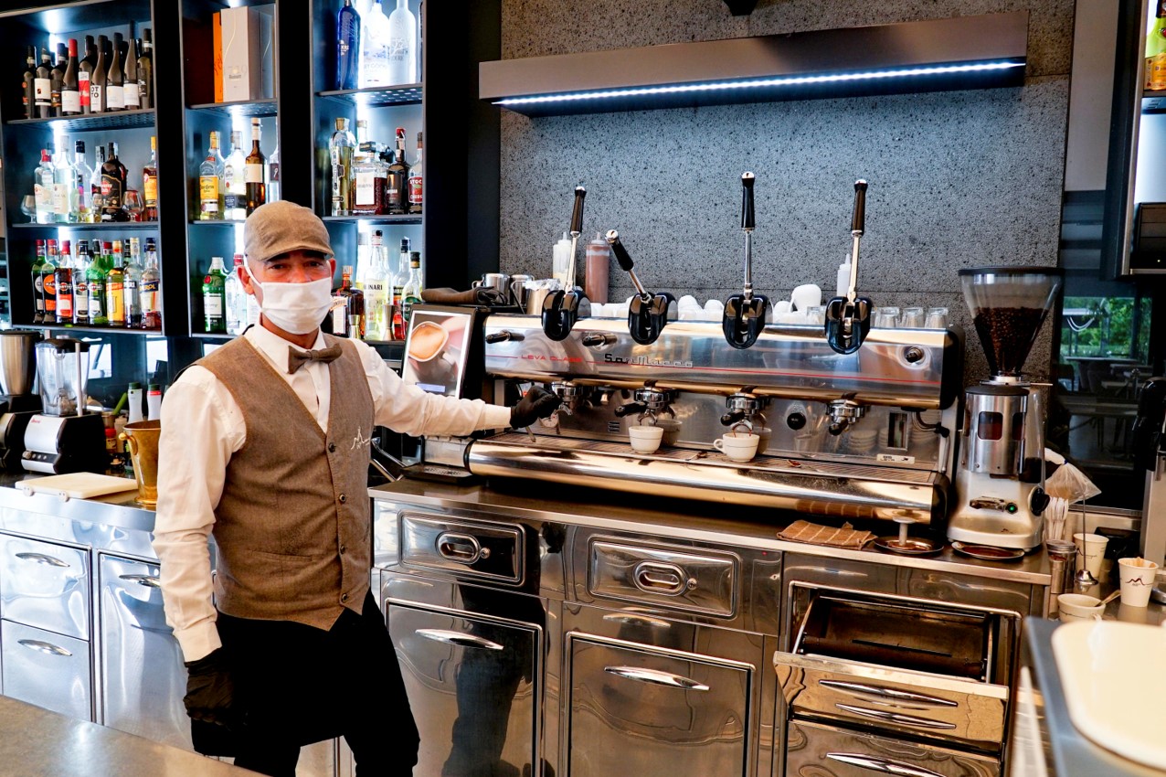 Nei bar di Napoli da oggi è possibile prendere il caffè al banco, ma la consumazione al tavolo è ancora vietata