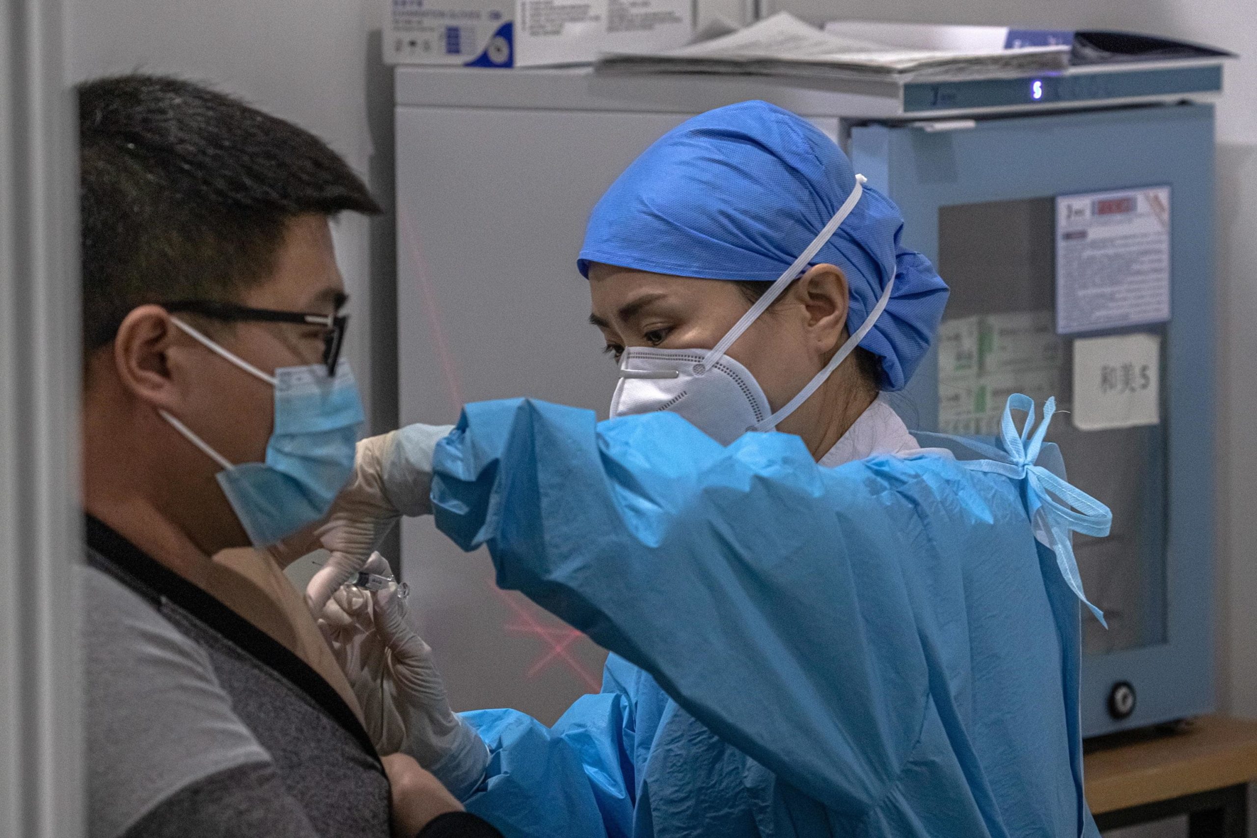 Non ci sono numeri ufficiali su quanti sono stati vaccinati in Cina, ma continua la somministrazione del siero