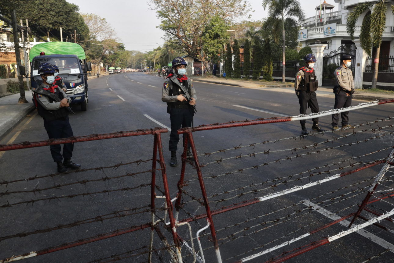 Barricate della polizia fuori dall’ambasciata statunitense durante le proteste contro il golpe militare, Myanmar, 22 febbraio 2021