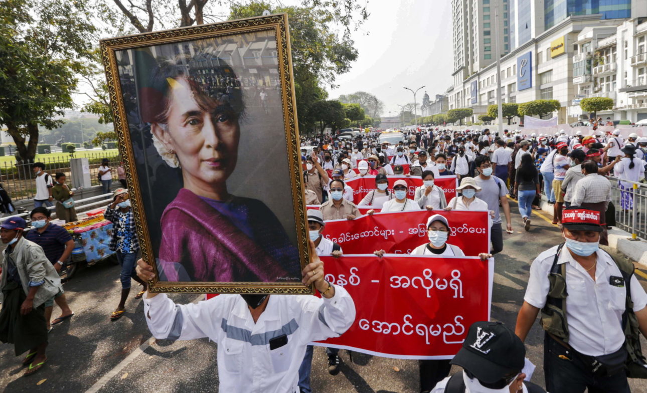 Un ritratto della leader Suu Kyi, deposta e arrestata nel golpe del primo febbraio scorso in Myanmar