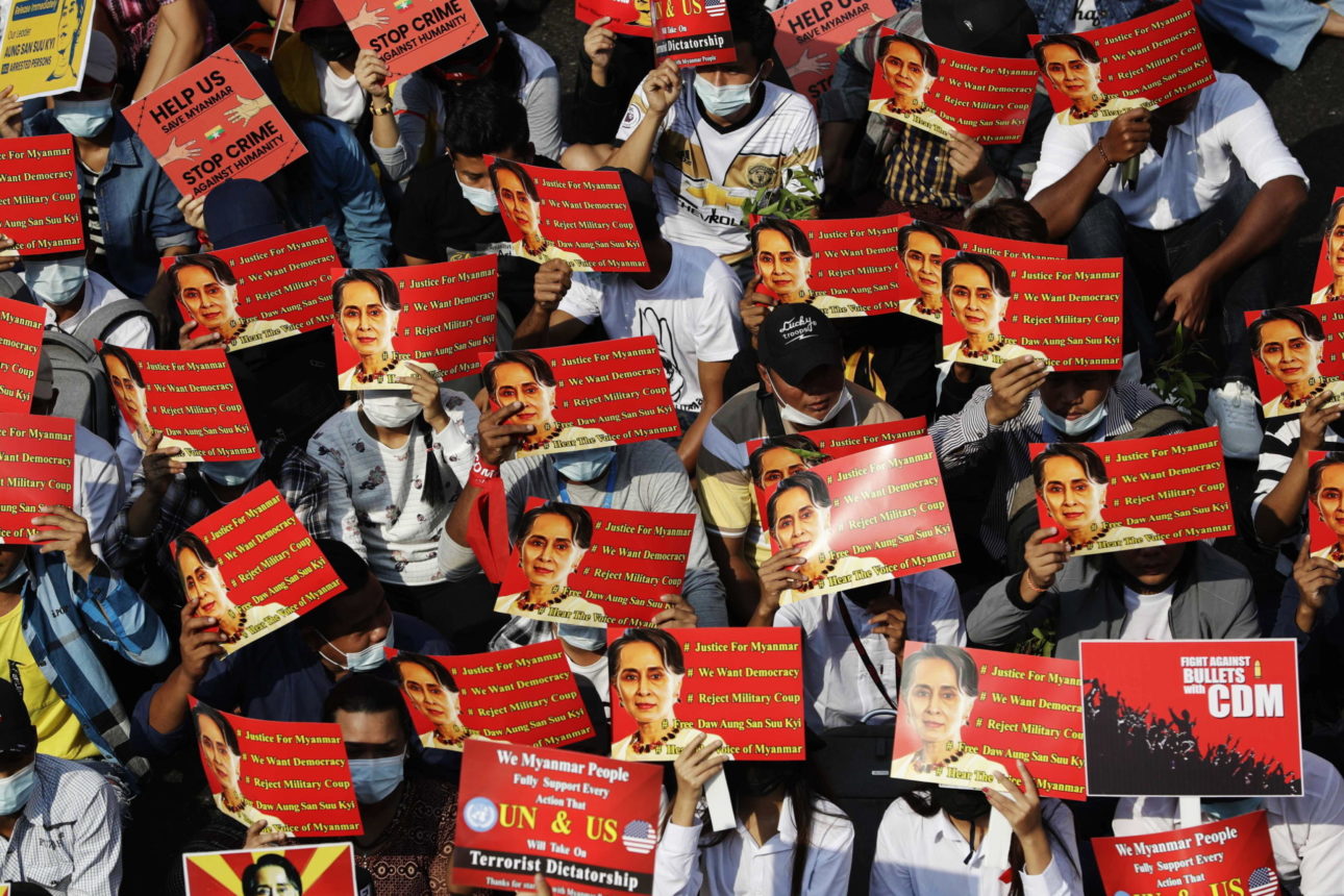 Manifestanti con le foto di Aung San Suu Kyi durante le proteste a Yangon