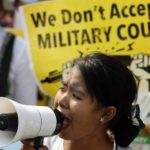 Una donna protesta a Yangon: “Noi non accettiamo il colpo di stato militare”