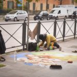 Gli artisti di strada continuano a lavorare nonostante i pochi passanti