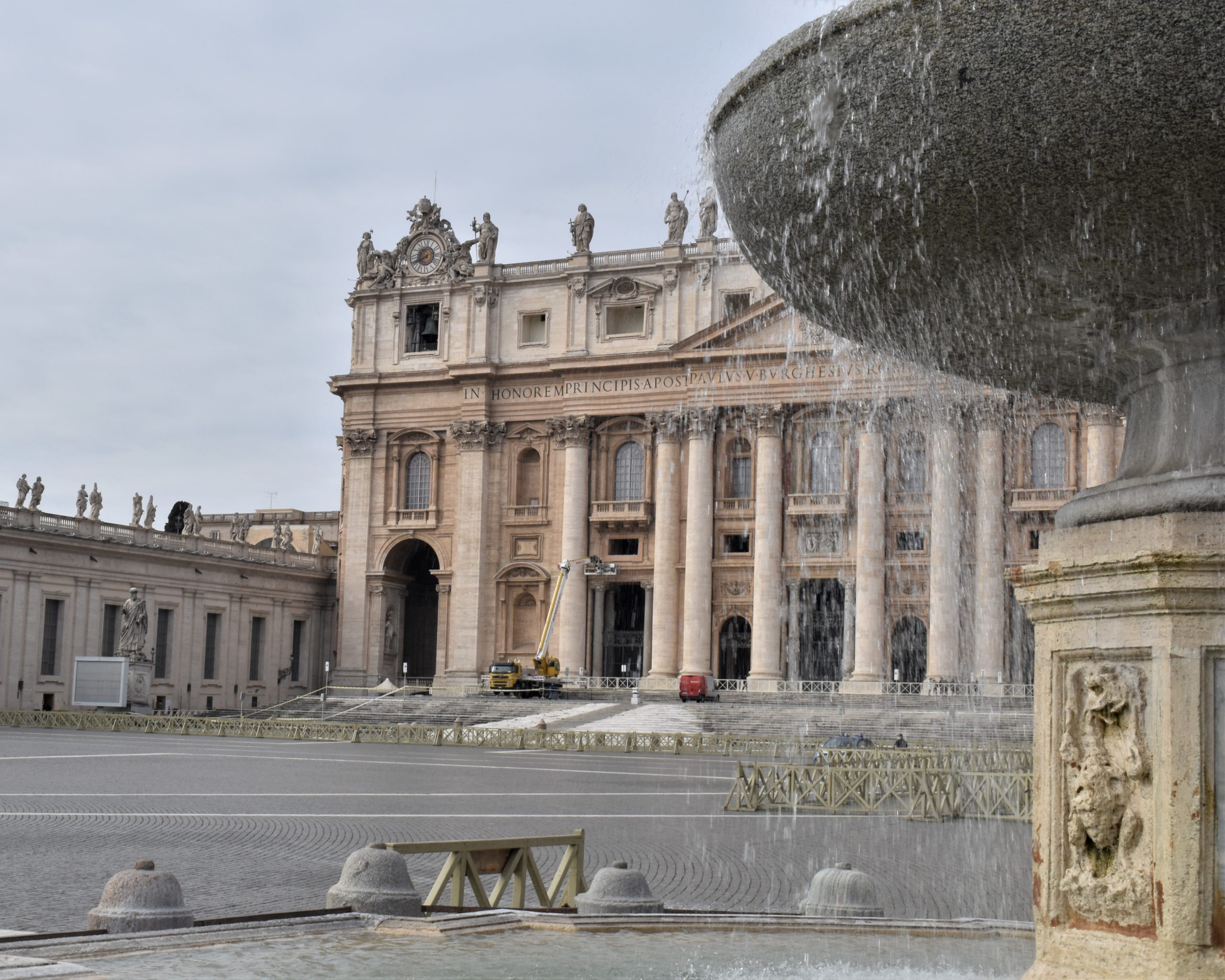 Lo scorrere dell'acqua riempie i silenzi di piazza San Pietro