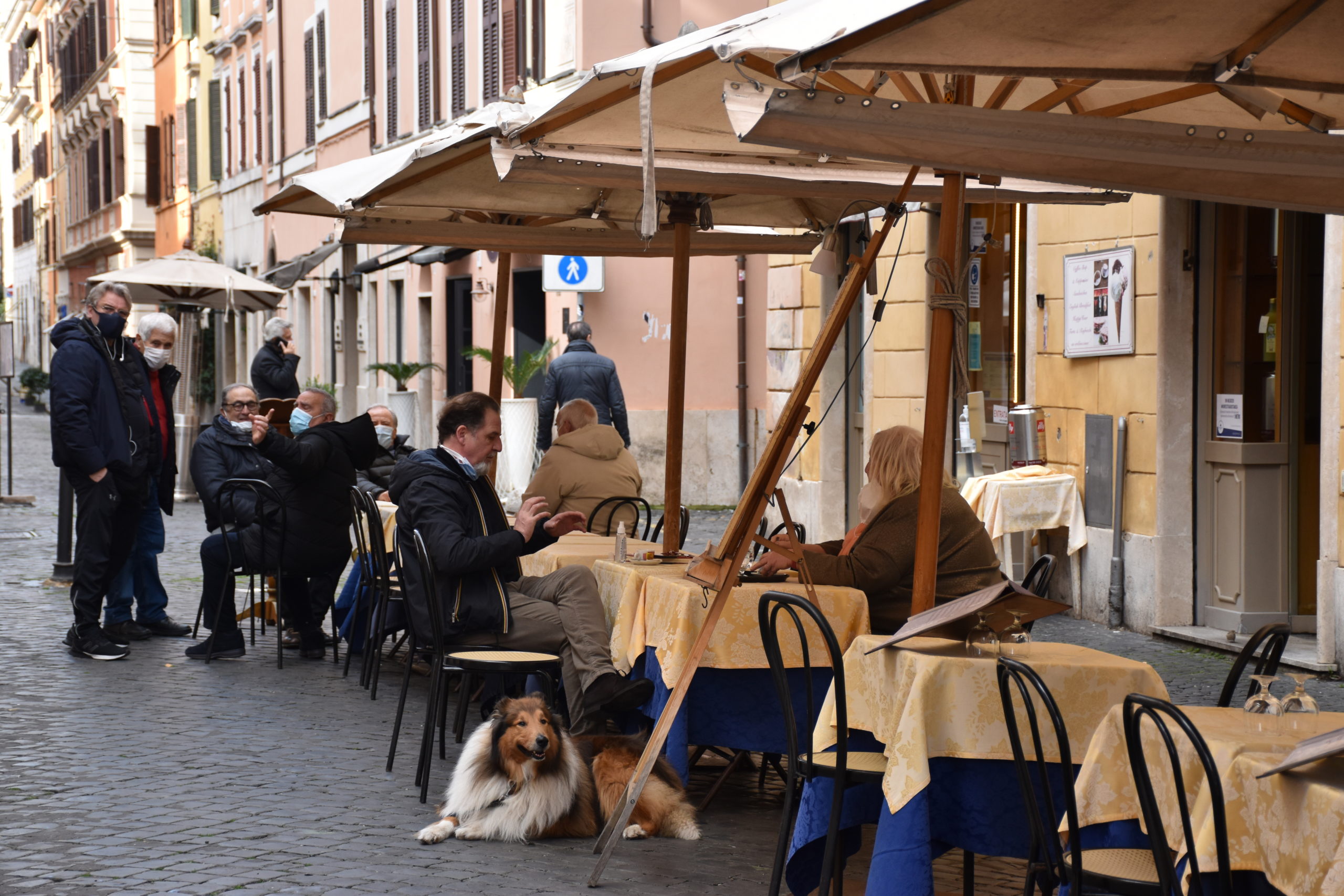 Nel centro di Roma riaprono bar e pasticcerie