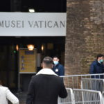 Due turisti entrano ai Musei Vaticani nel primo giorno di riapertura di mostre e musei
