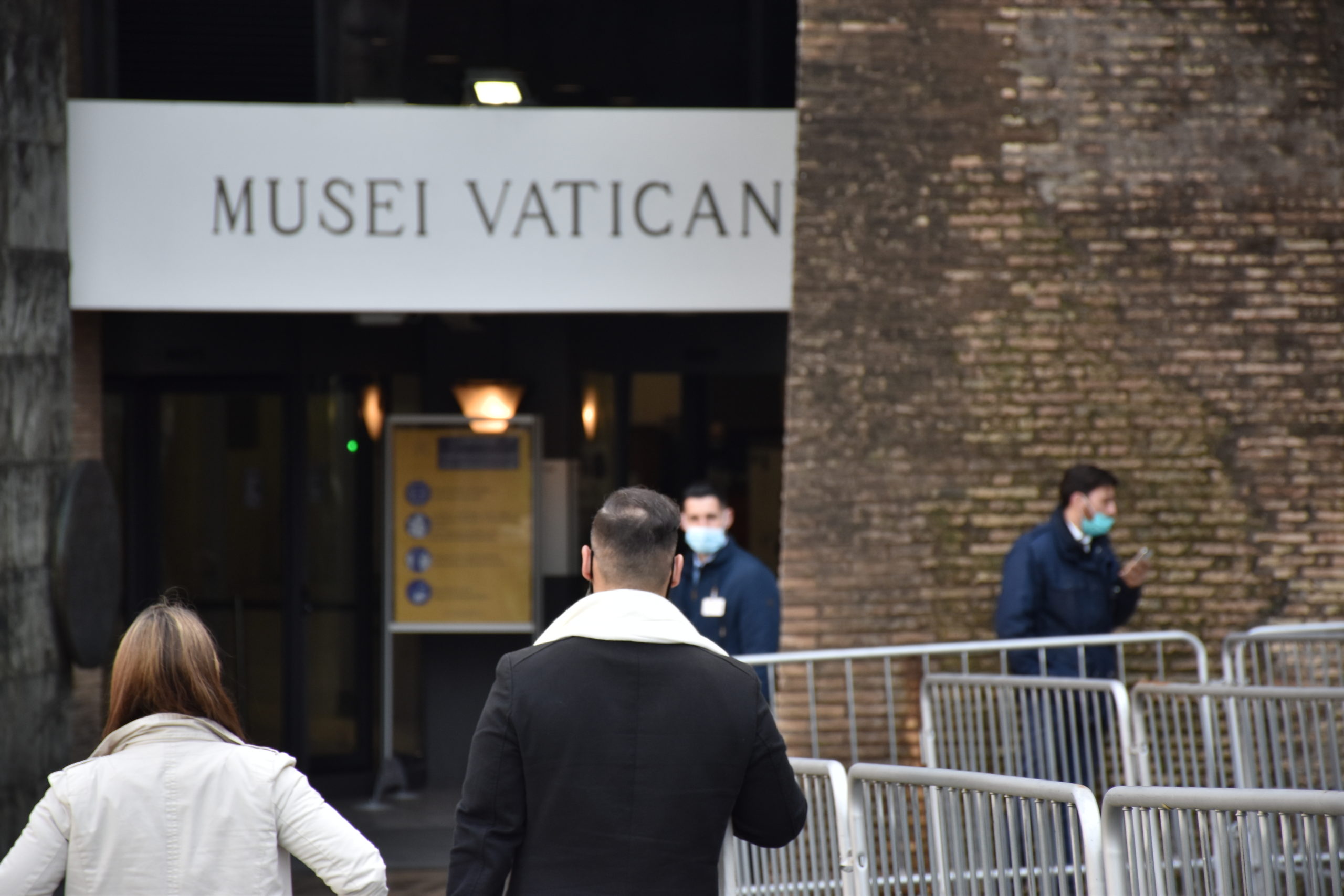 Due turisti entrano ai Musei Vaticani nel primo giorno di riapertura di mostre e musei