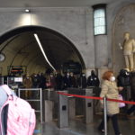 Folla di viaggiatori appena scesi da un treno Folla di viaggiatori appena scesi da un treno