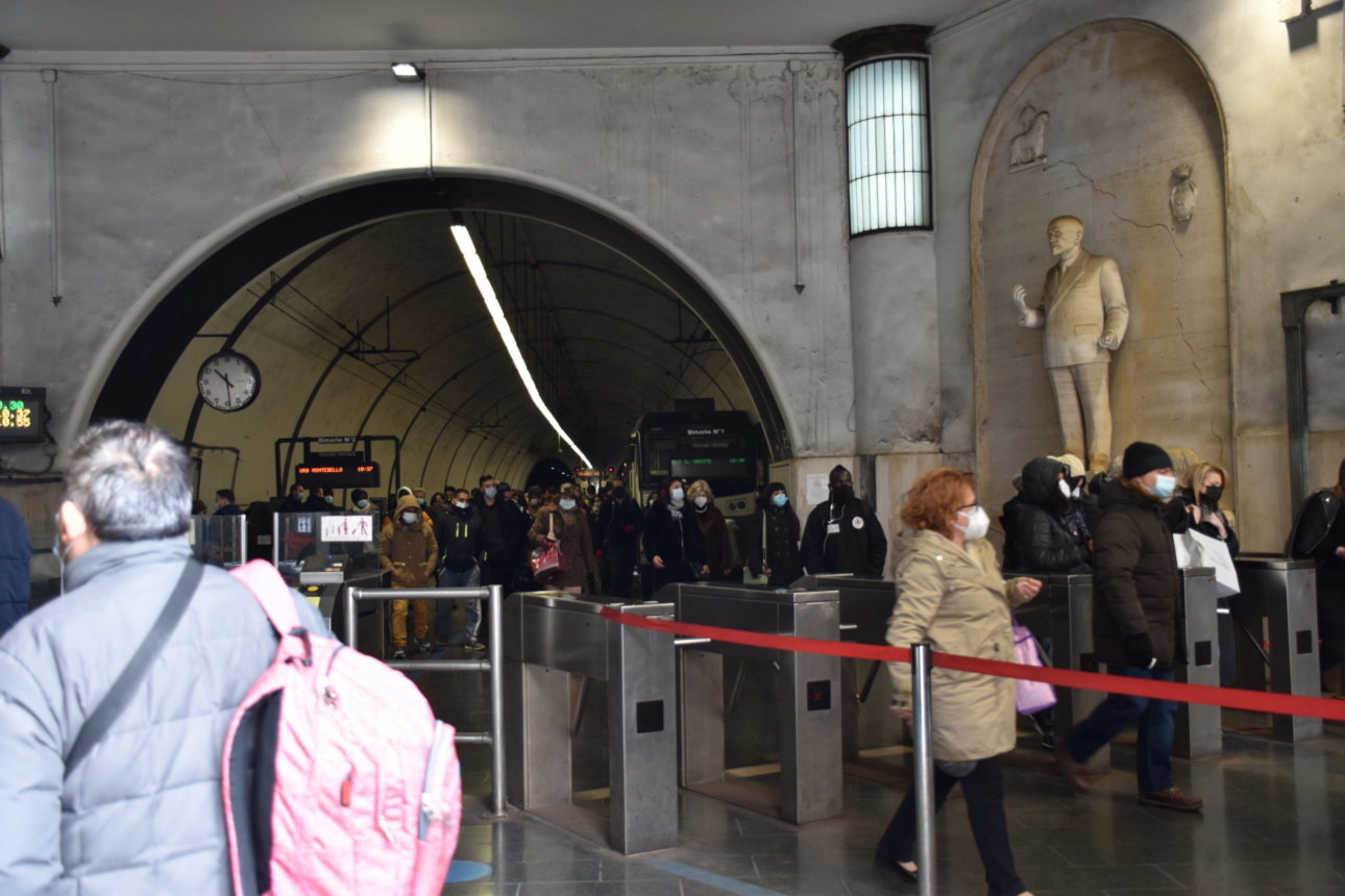 Folla di viaggiatori appena scesi da un treno Folla di viaggiatori appena scesi da un treno
