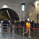Viaggiatori all'uscita della ferrovia Roma Nord a Piazzale Flaminio Viaggiatori all'uscita della ferrovia Roma Nord a Piazzale Flaminio