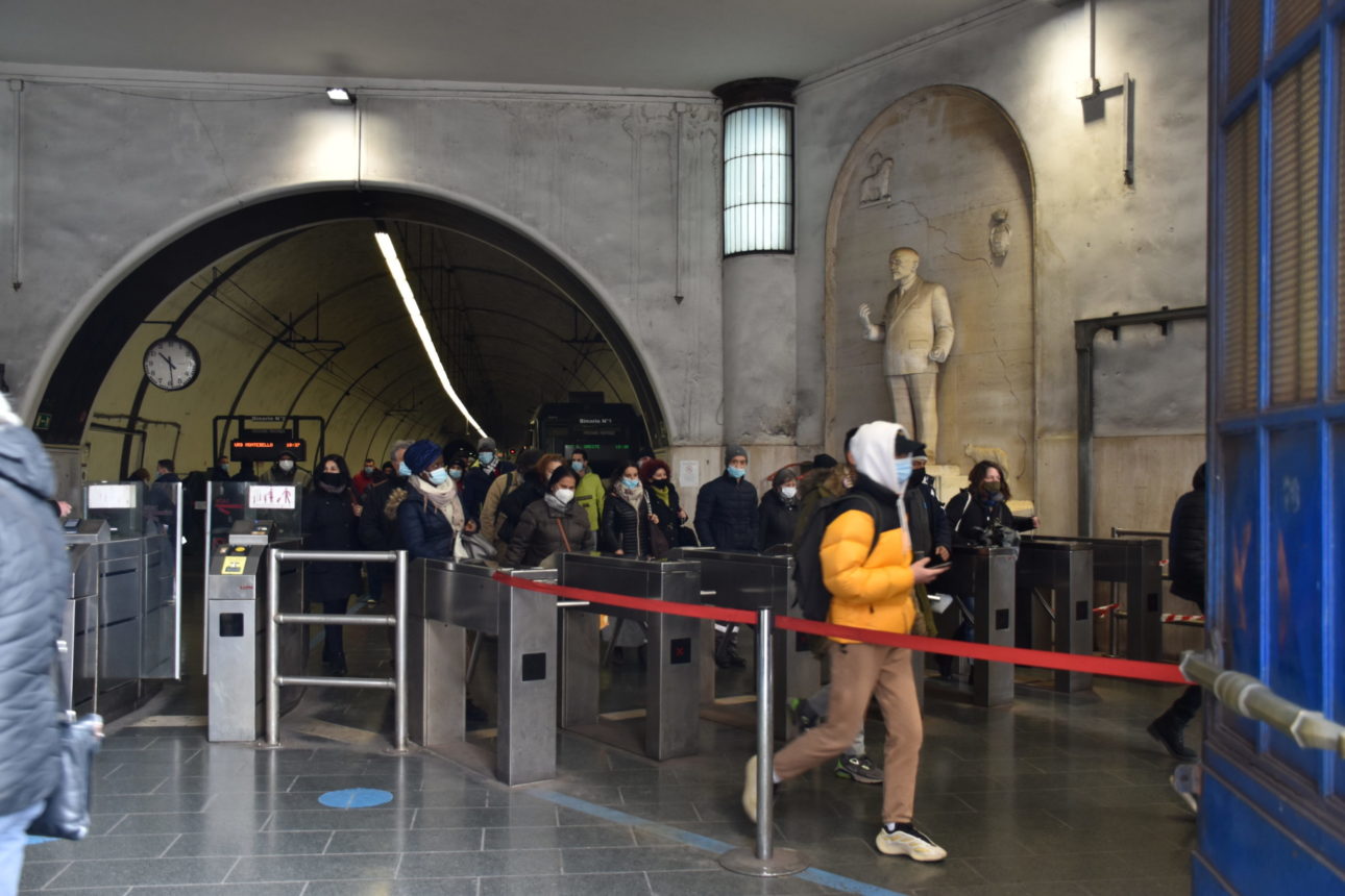 Viaggiatori all'uscita della ferrovia Roma Nord a Piazzale Flaminio Viaggiatori all'uscita della ferrovia Roma Nord a Piazzale Flaminio