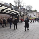 Viaggiatori all'esterno del capolinea della ferrovia Roma Nord a Piazzale Flaminio Viaggiatori all'esterno del capolinea della ferrovia Roma Nord a Piazzale Flaminio