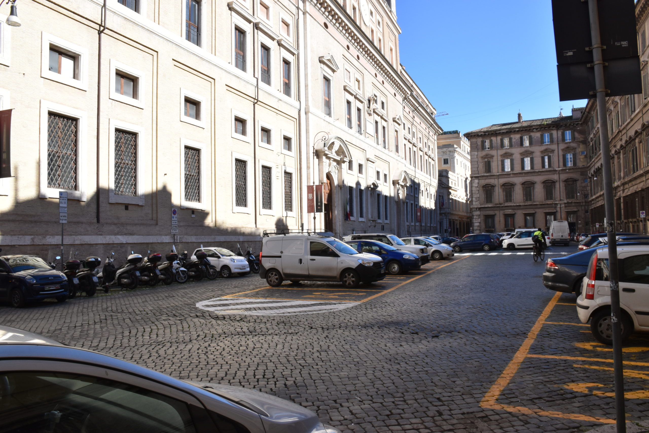 Piazza del Collegio Romano, dove ha sede il Liceo Ennio Quirino Visconti