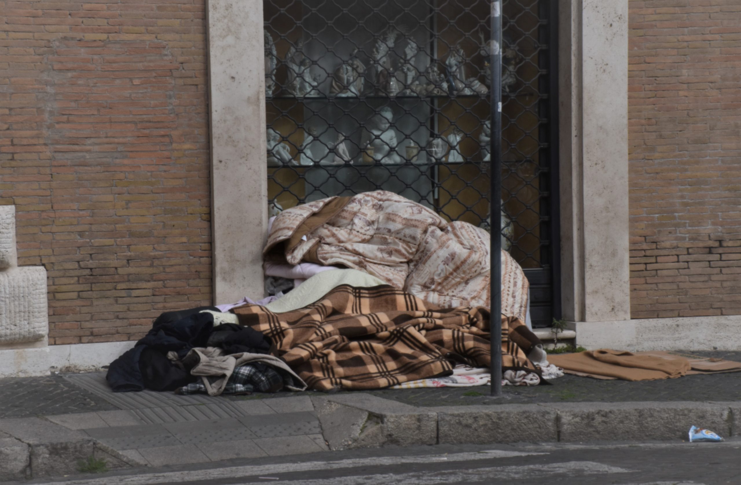 Sotto il colonnato tanti senzatetto, nonostante i recenti decessi per il freddo