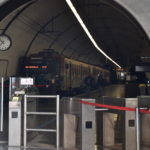 Un treno della linea Roma Nord fermo al binario Un treno della linea Roma Nord fermo al binario