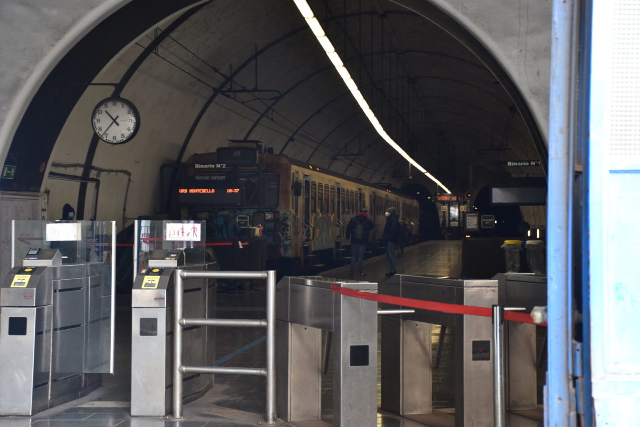 Un treno della linea Roma Nord fermo al binario Un treno della linea Roma Nord fermo al binario
