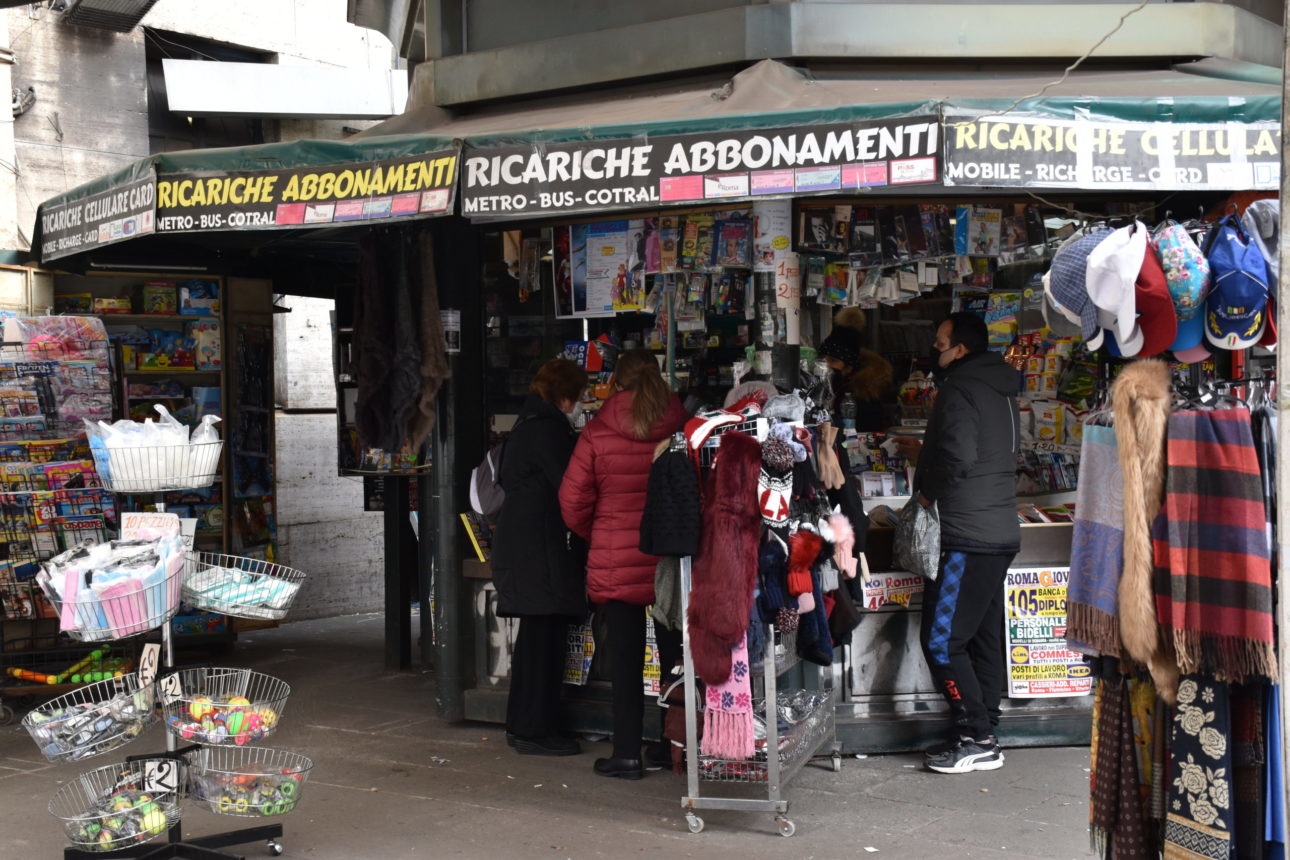Edicola all'esterno della stazione ferroviaria a Piazzale Flaminio Edicola all'esterno della stazione ferroviaria a Piazzale Flaminio