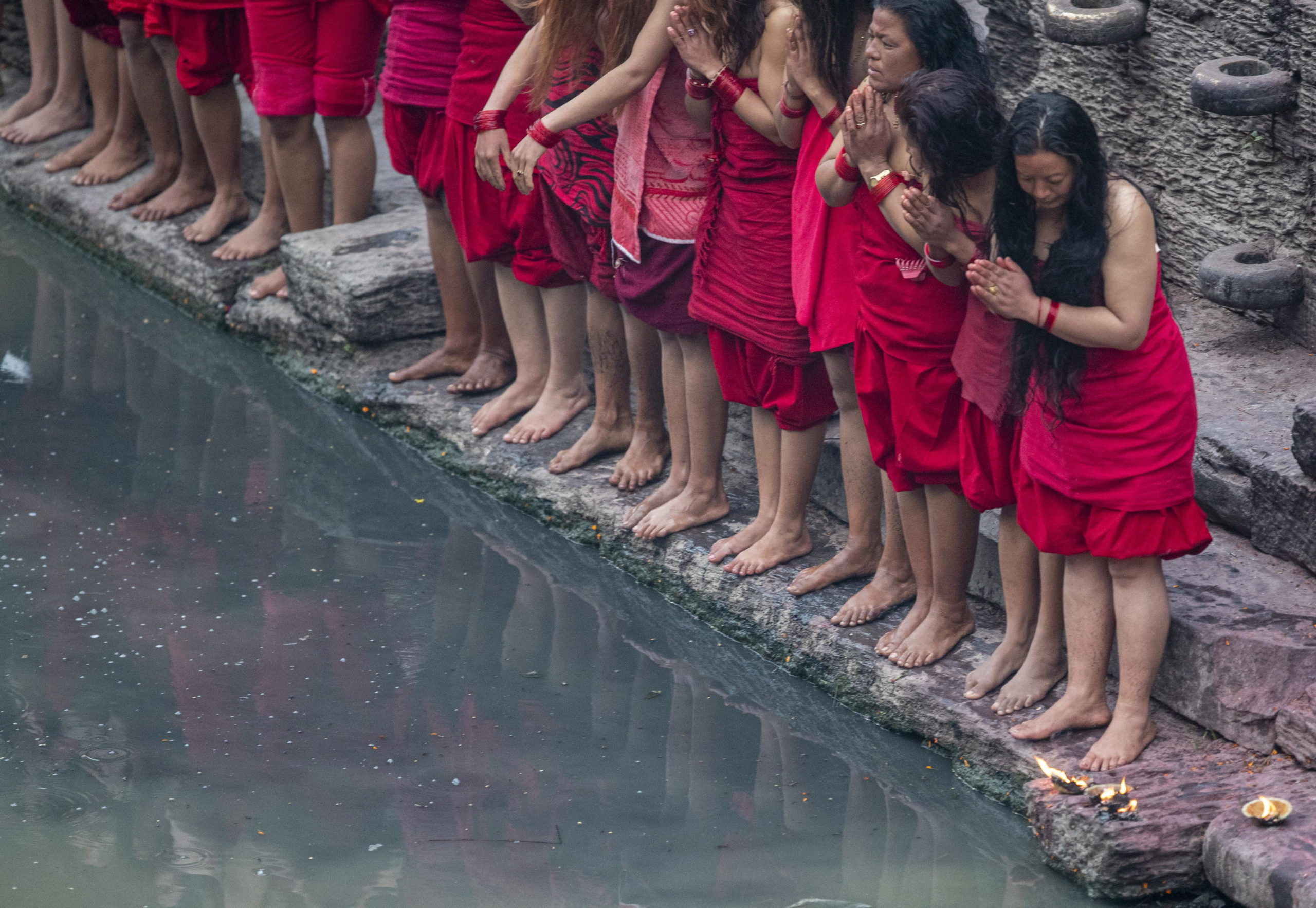 Prima del bagno nel fiume Bagmati, considerato sacro