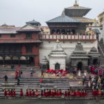 Visuale dall'alto delle preparazioni del festival sulle rive del fiume Bagmati
