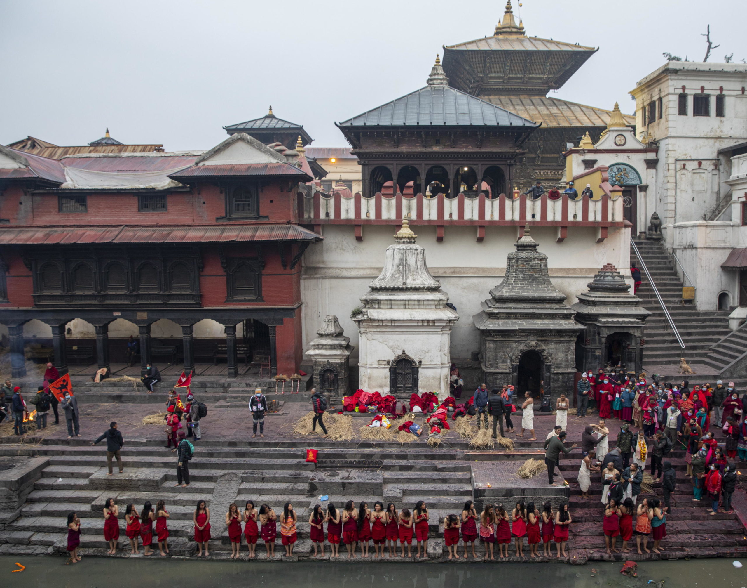 Visuale dall'alto delle preparazioni del festival sulle rive del fiume Bagmati