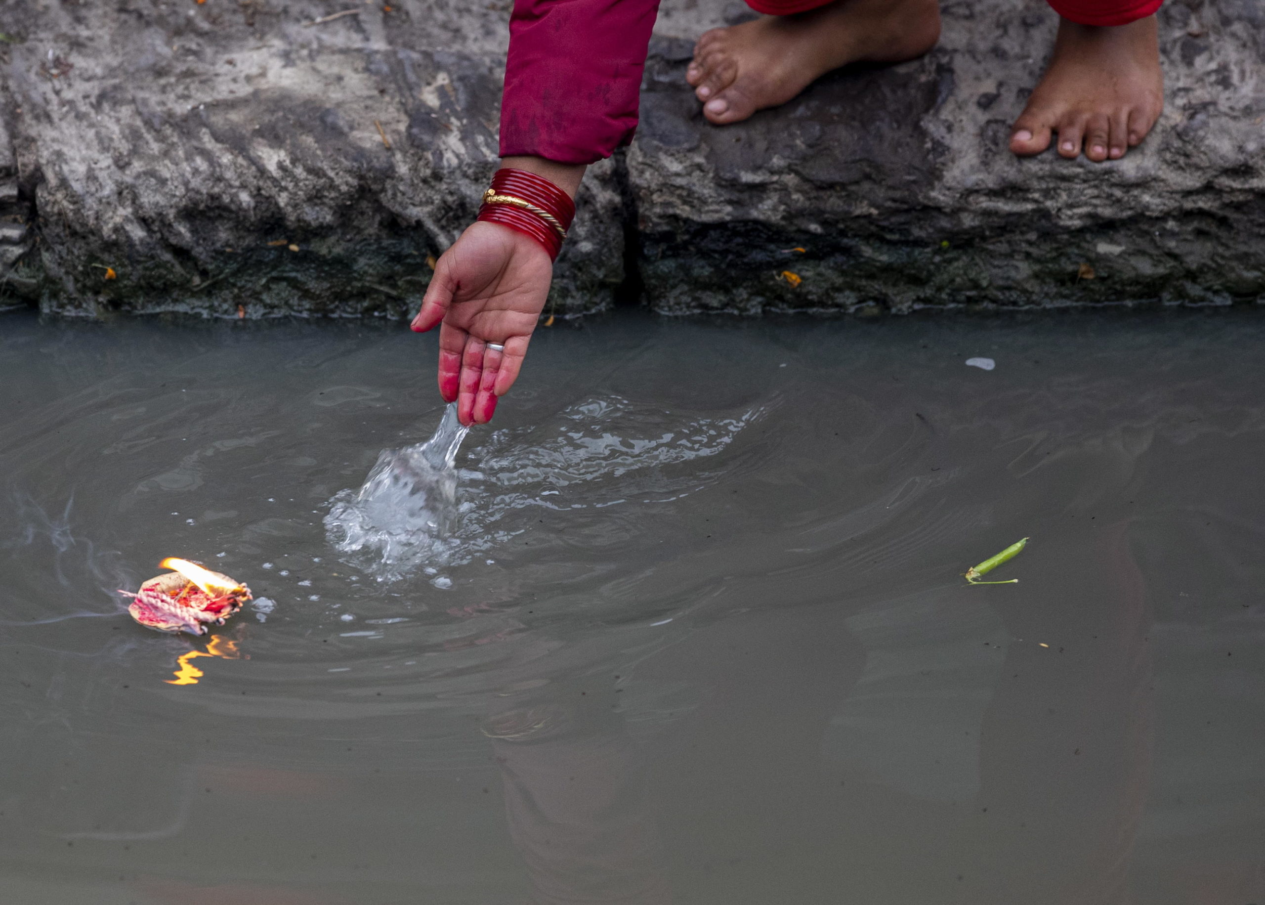 Durante le celebrazioni, una candela accesa viene posta sulla superficie dell'acqua