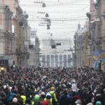 Il lungo corteo di manifestanti a San Pietroburgo
