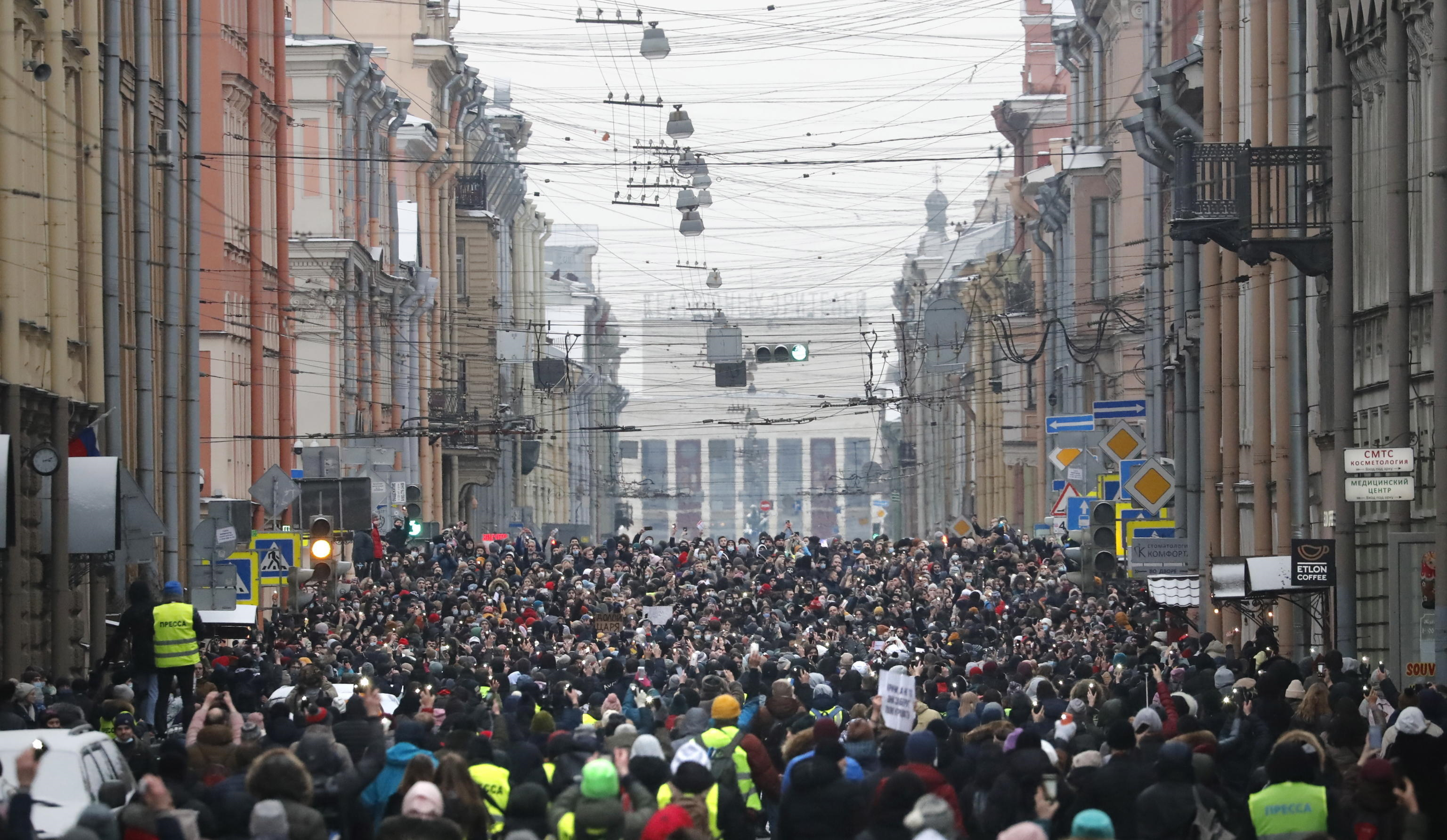 Il lungo corteo di manifestanti a San Pietroburgo