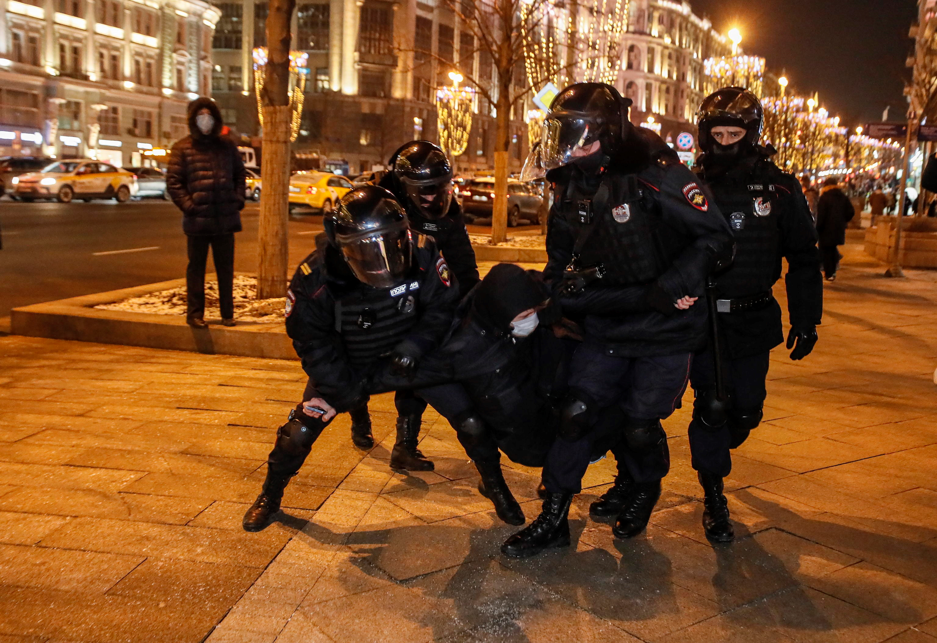 La polizia ha effettuato fermi nel centro di Mosca e San Pietroburgo
