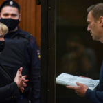 Alexei Navalny in Tribunale in attesa della sentenza con la sua avvocatessa Olga Mikhailova