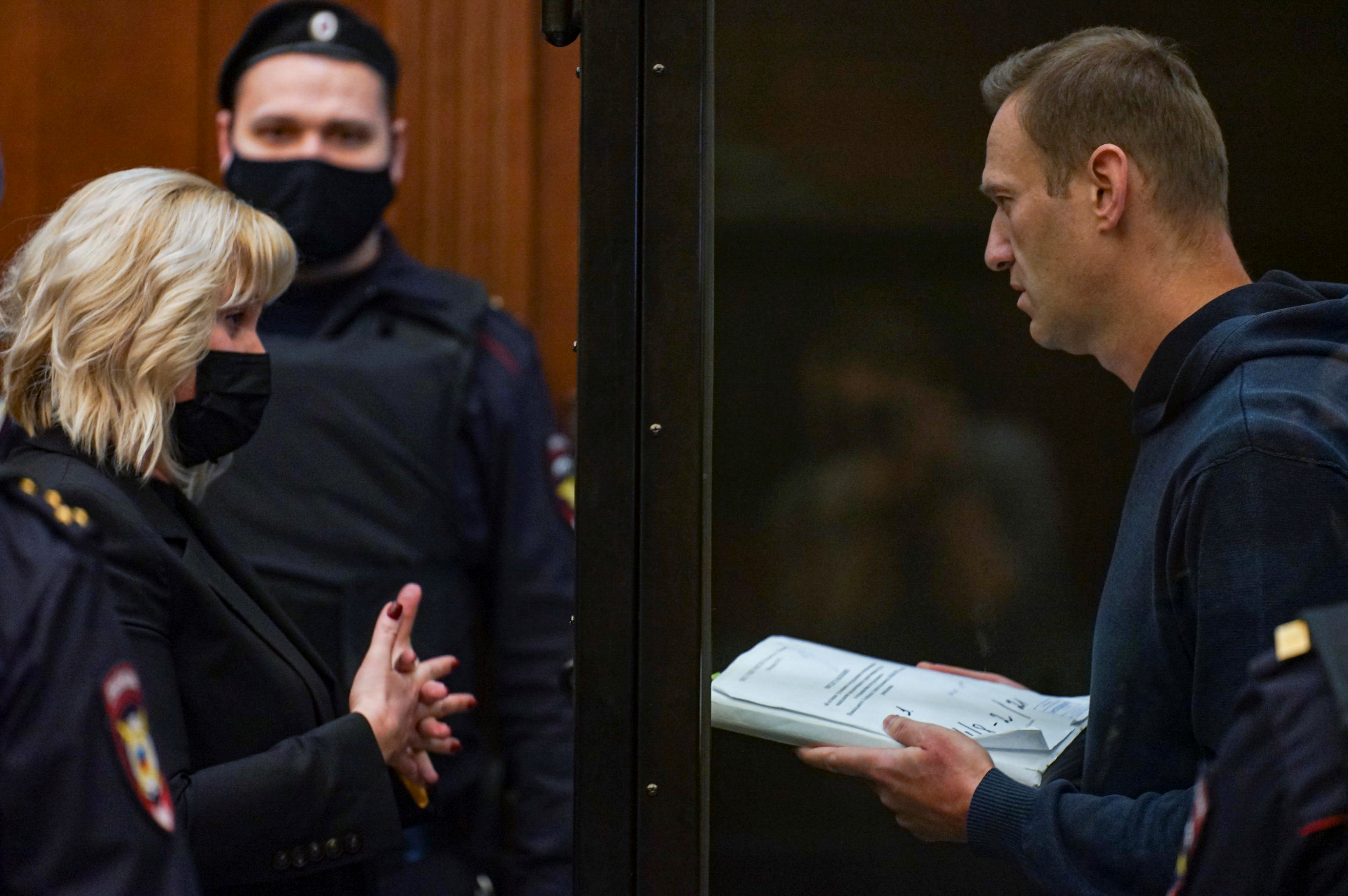 Alexei Navalny in Tribunale in attesa della sentenza con la sua avvocatessa Olga Mikhailova