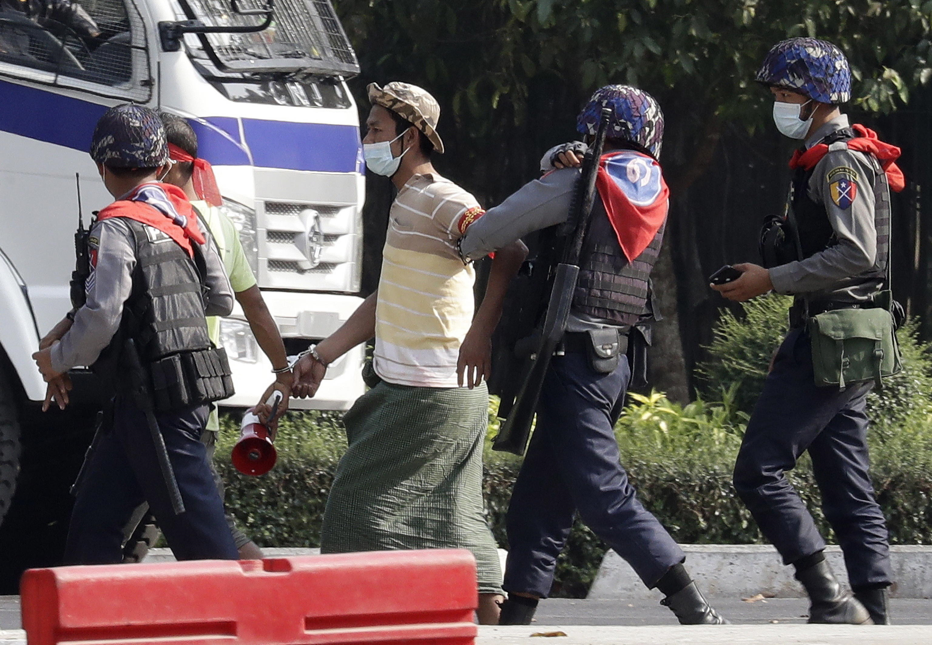 La polizia antisommossa arresta un manifestante durante una protesta contro il colpo di stato militare mentre le tensioni aumentano a Yangon, Myanmar, il 26 febbraio 2021.