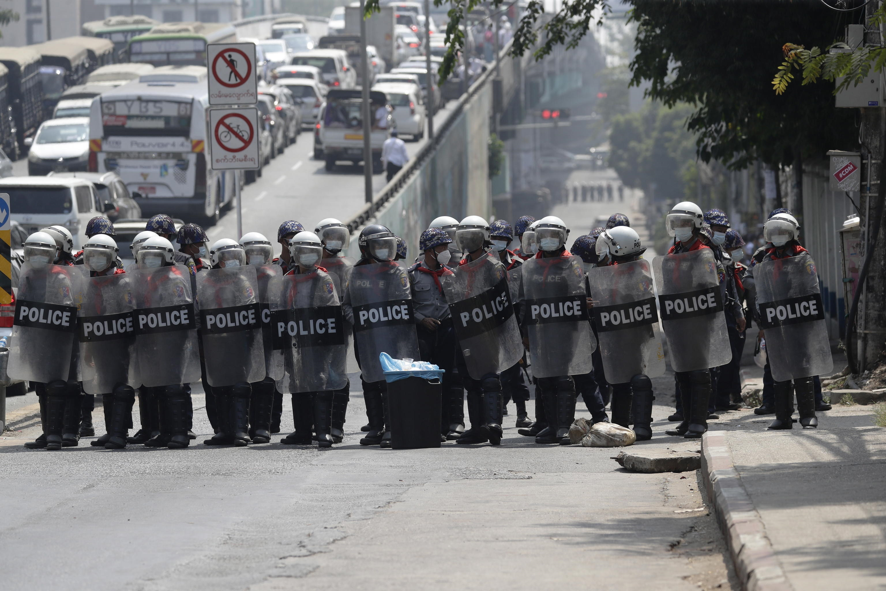 Agenti di polizia anti-sommossa bloccano una strada durante una protesta contro il colpo di stato militare, a Yangon, Myanmar, 26 febbraio 2021.