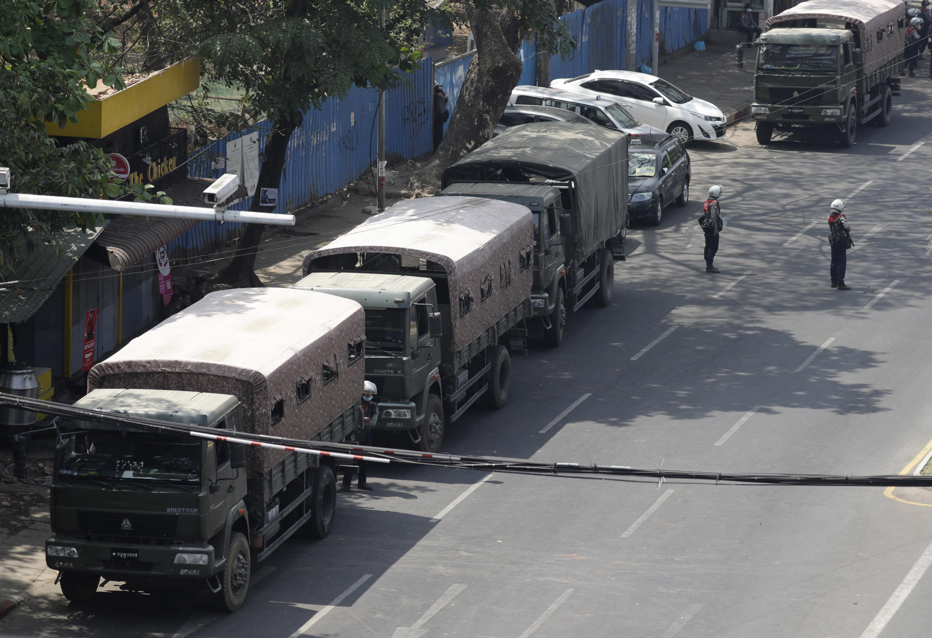 La polizia antisommossa e i veicoli militari bloccano una strada mentre le tensioni aumentano durante le proteste anti-colpo di stato, a Yangon, Myanmar, 26 febbraio 2021.