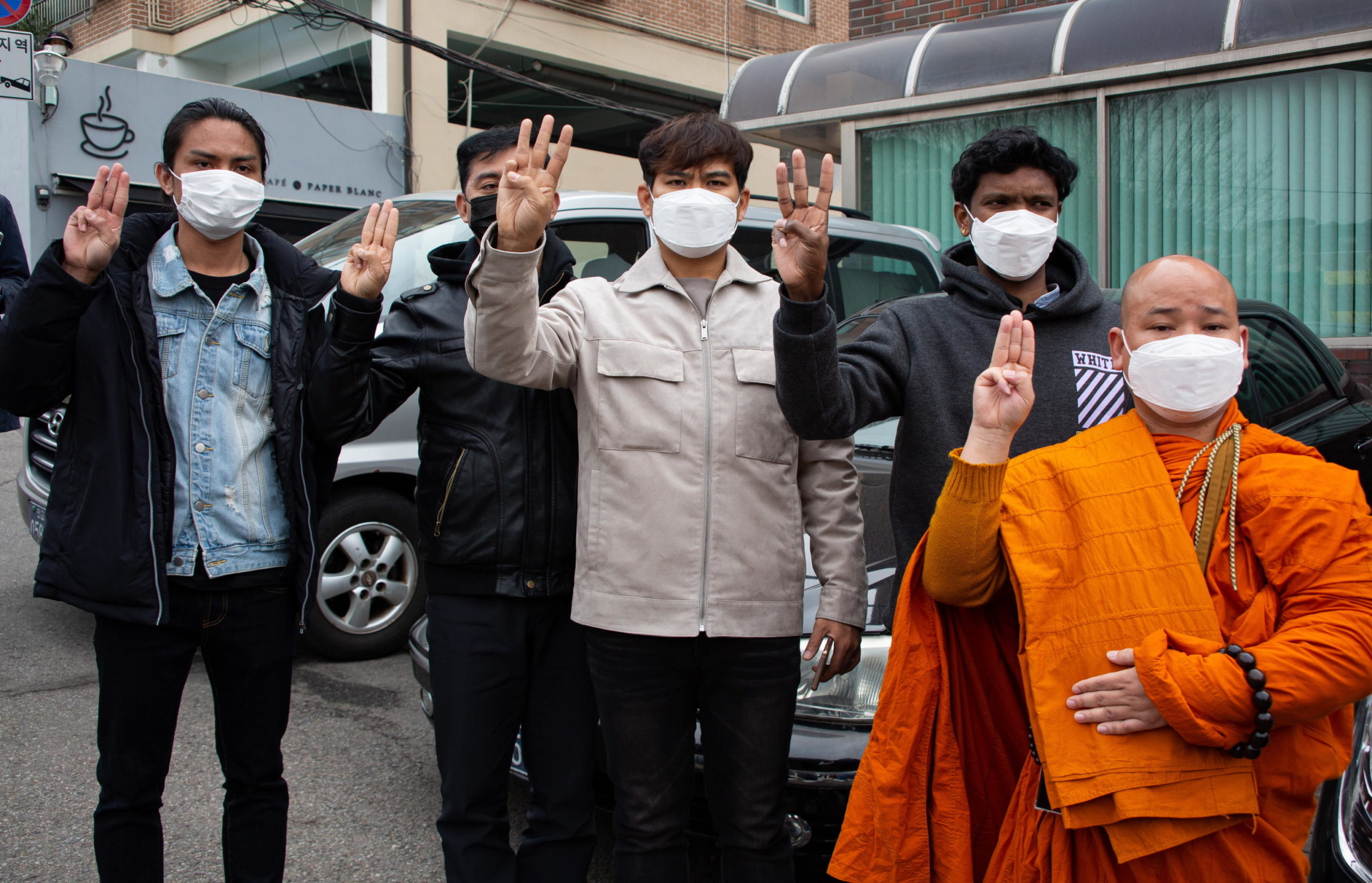Cittadini birmani residenti in Corea del Sud protestano contro i militari