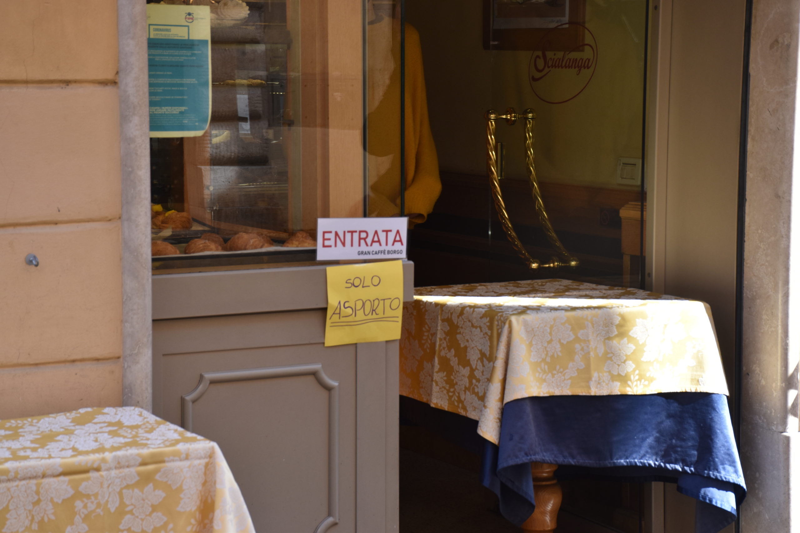 Alcuni bar e ristoranti si organizzano con l'asporto a Borgo Pio