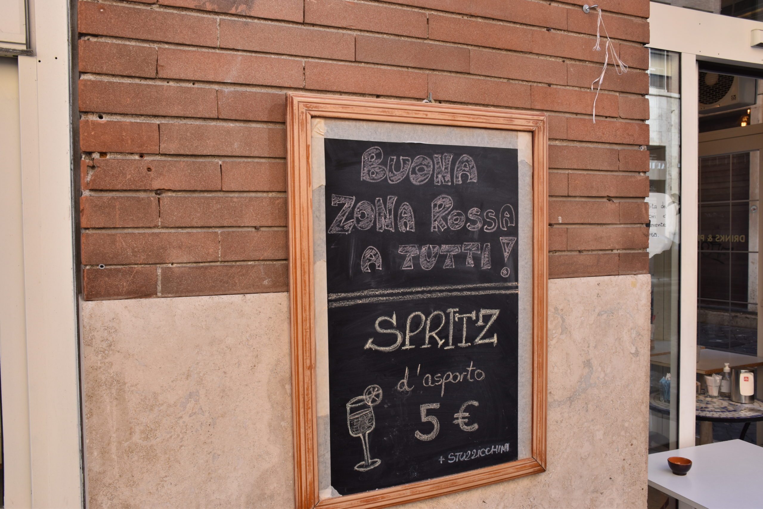 Un bar che organizza l'asporto per bevande su via di Porta Angelica