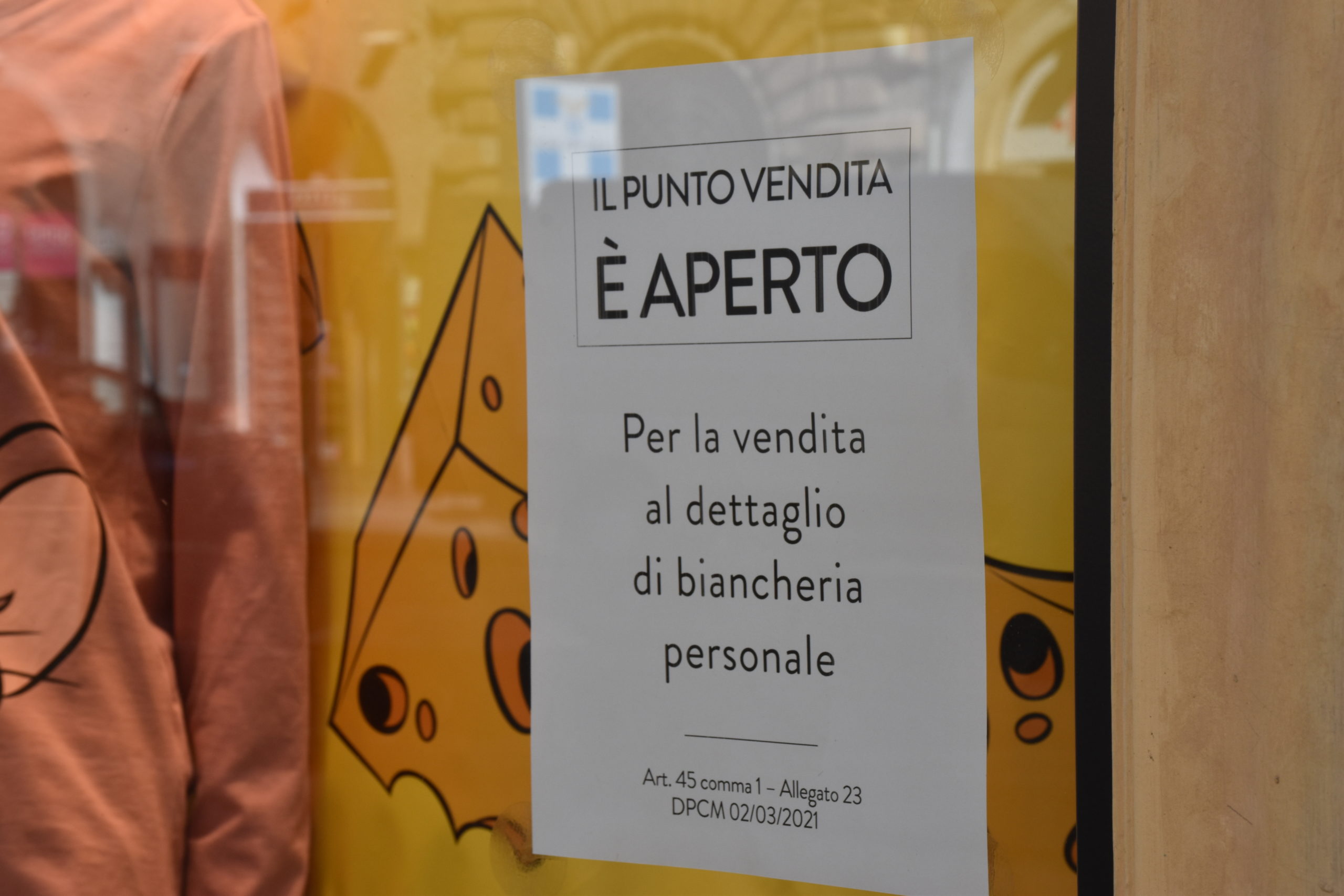 Un negozio aperto di intimi su Via Ottaviano