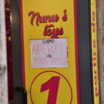 Un negozio di giocattoli, tra le categorie rimaste aperte, su Via Ottaviano