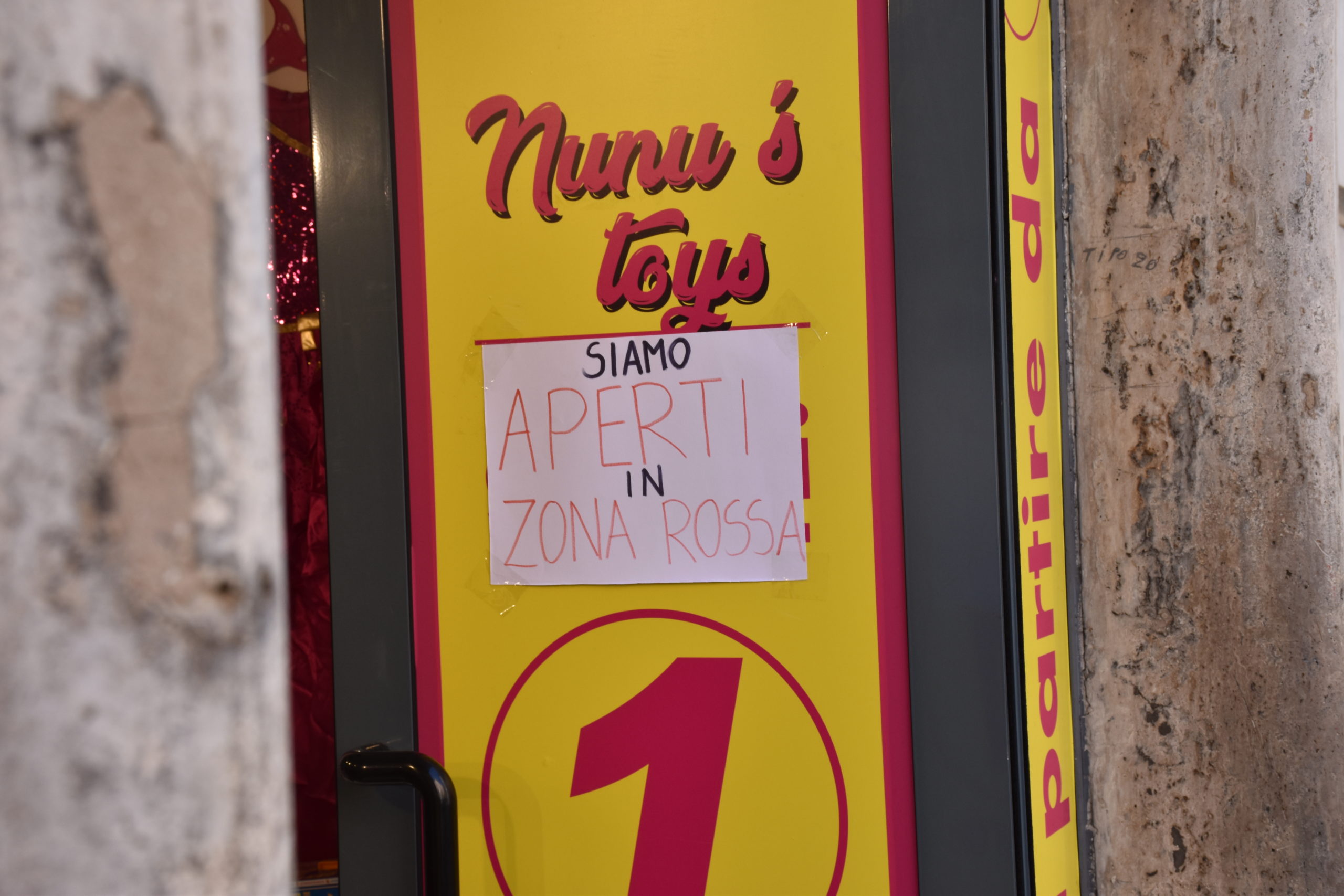 Un negozio di giocattoli, tra le categorie rimaste aperte, su Via Ottaviano